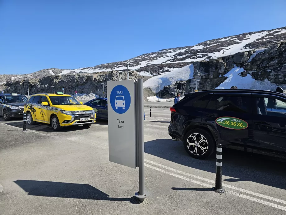 Taxi devant le terminal