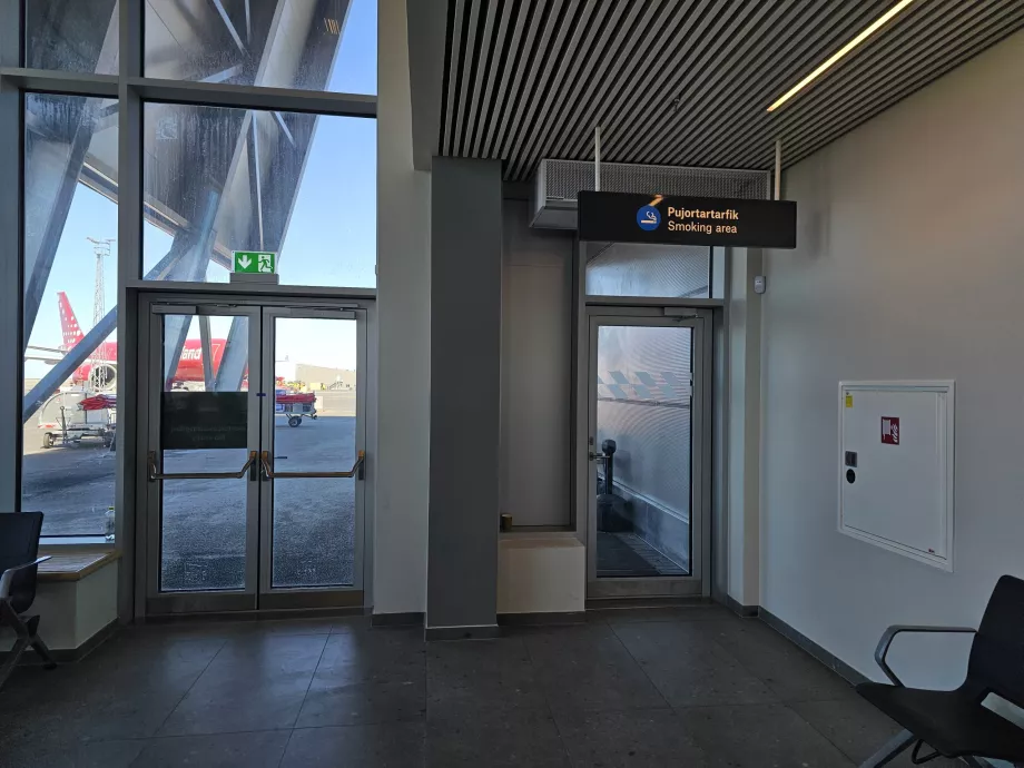 Salle fumeurs dans la section transit