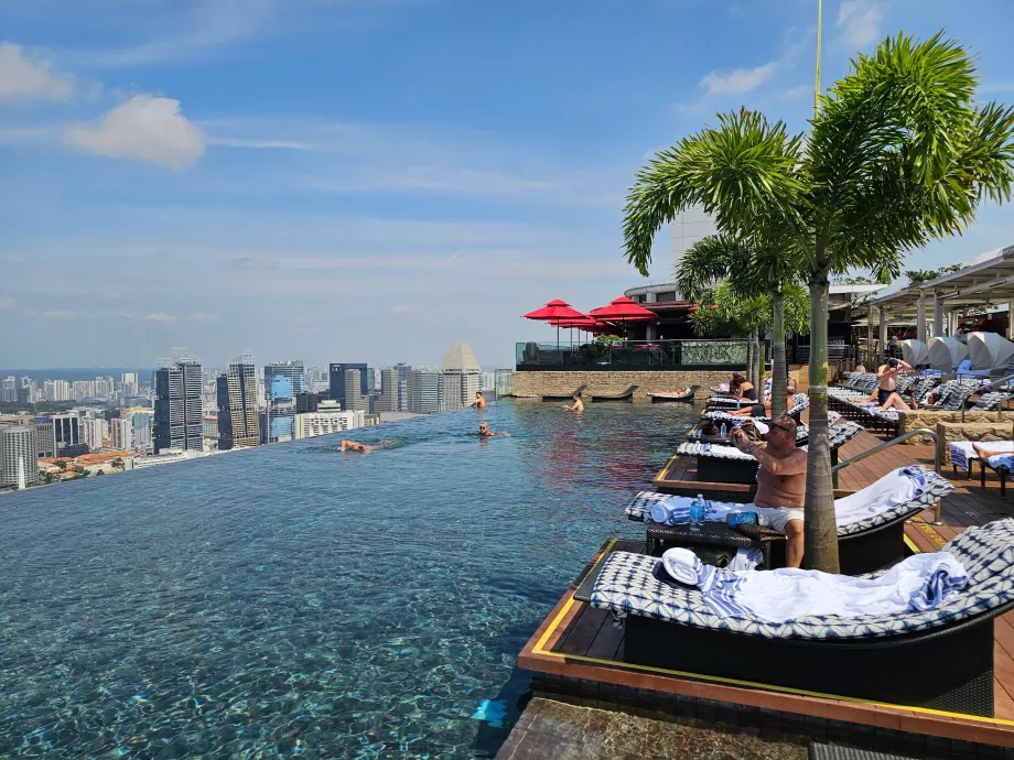 Piscine sur le toit et chaises longues