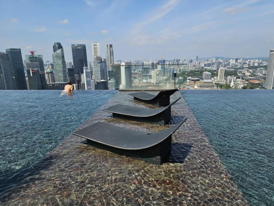 Piscine sur le toit et chaises longues