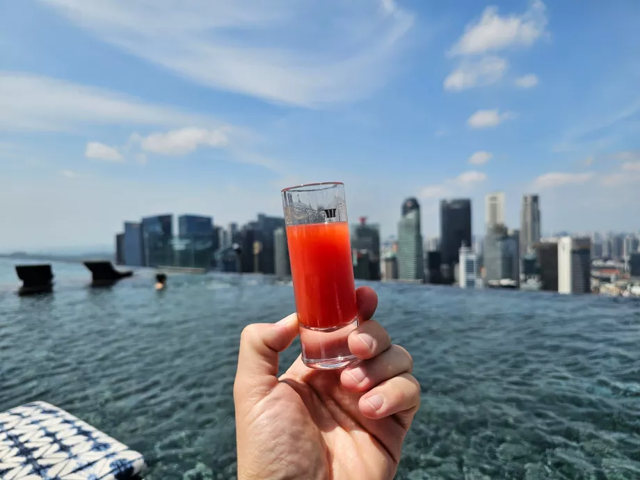 Boisson gratuite au bord de la piscine