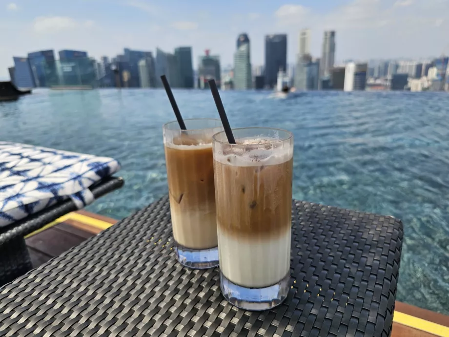 Café au bord de la piscine