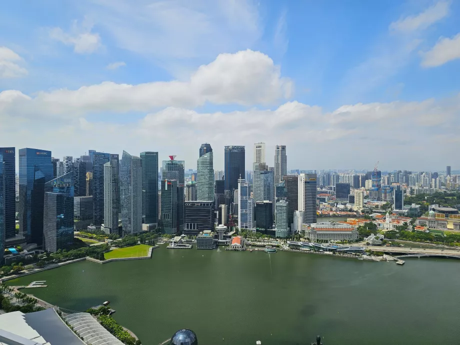 Vue de la piscine sur le toit de MBS