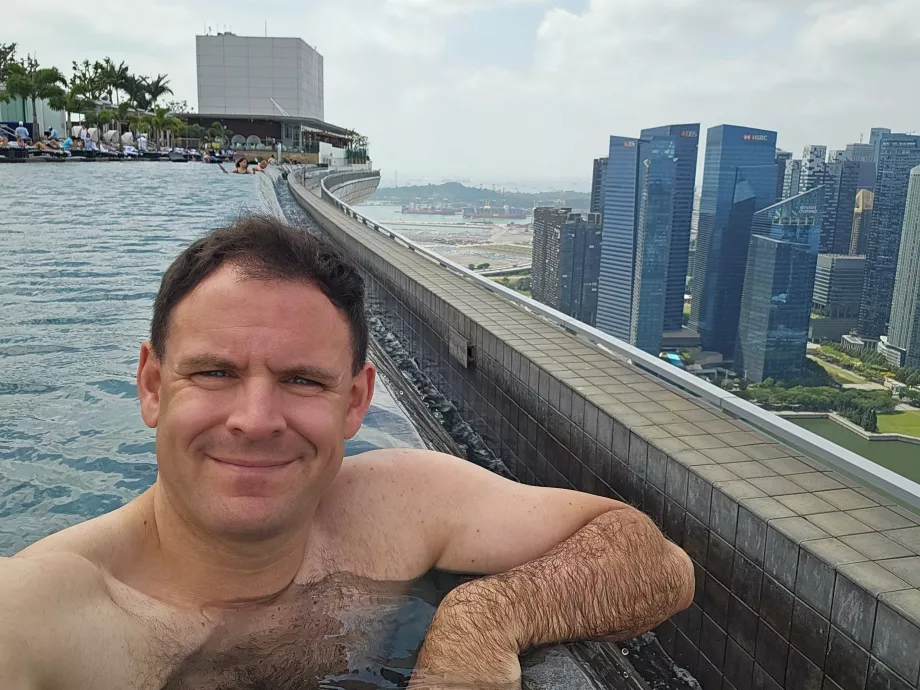 Moi dans la piscine sur le toit de Marina Bay Sands