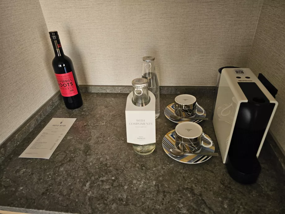 Eau et café gratuits, vin inclus dans le minibar