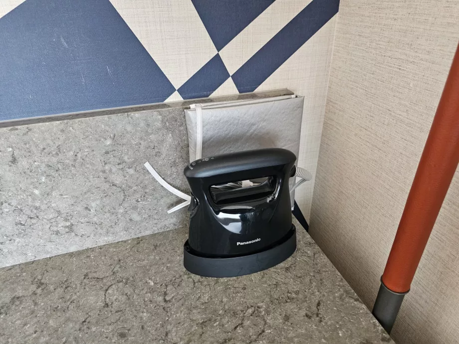 Fer à repasser dans la chambre