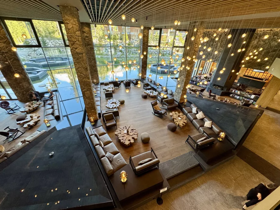 Lobby avec étang Swissotel Damian Jasna