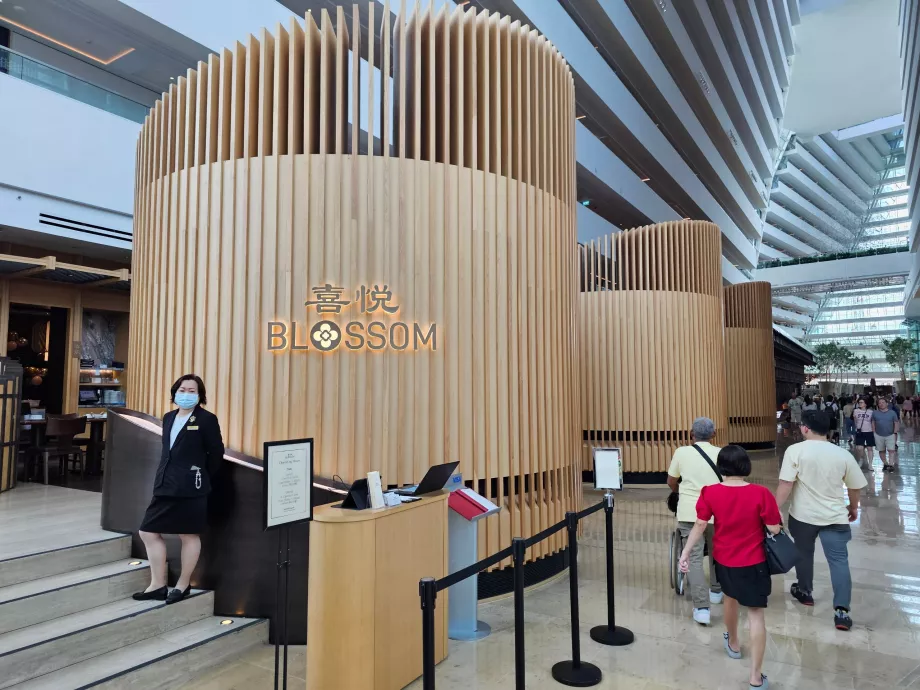 Restaurant dans le hall de l'hôtel