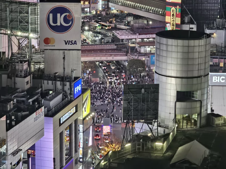 Vue de l'intersection de Shibuya la nuit - avec zoom