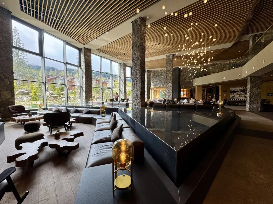 Lobby avec piscine