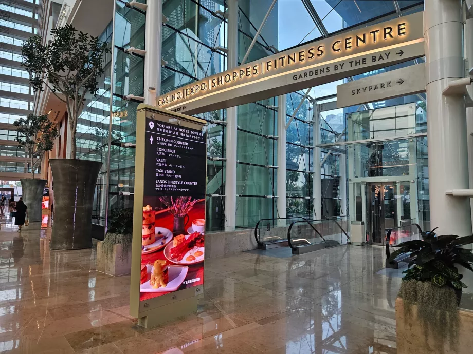 Entrée de l'hôtel au centre commercial