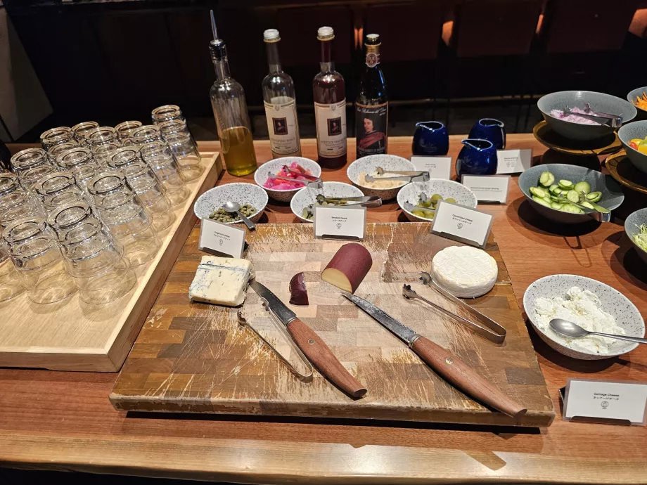 Petit déjeuner - fromage, olives et huiles