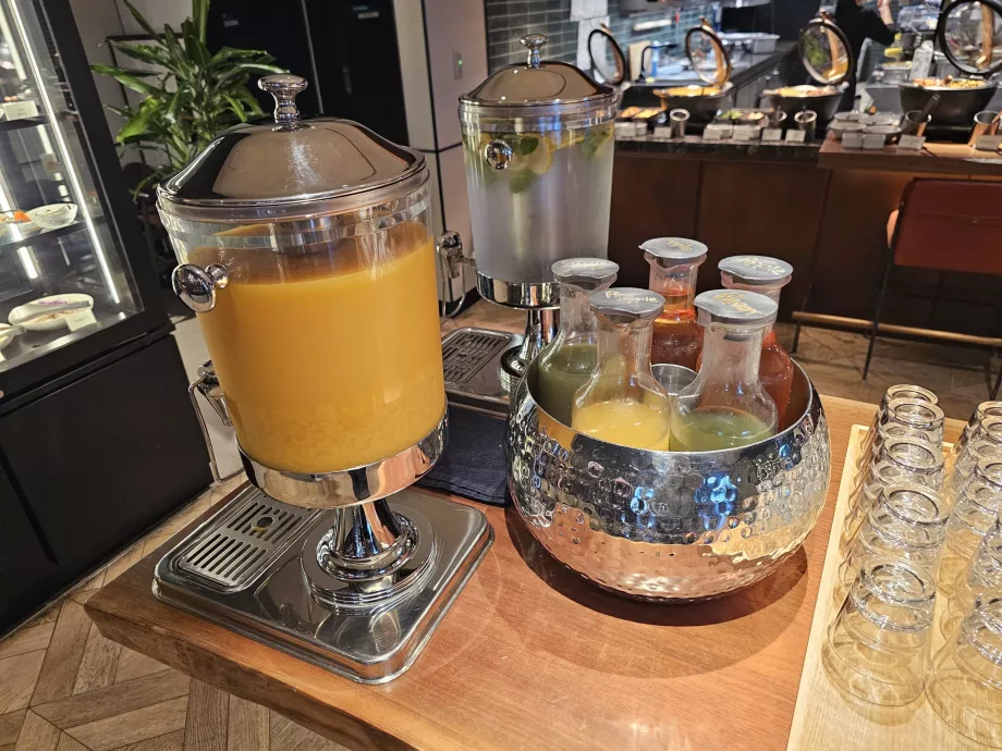 Petit déjeuner - jus de fruits et eau