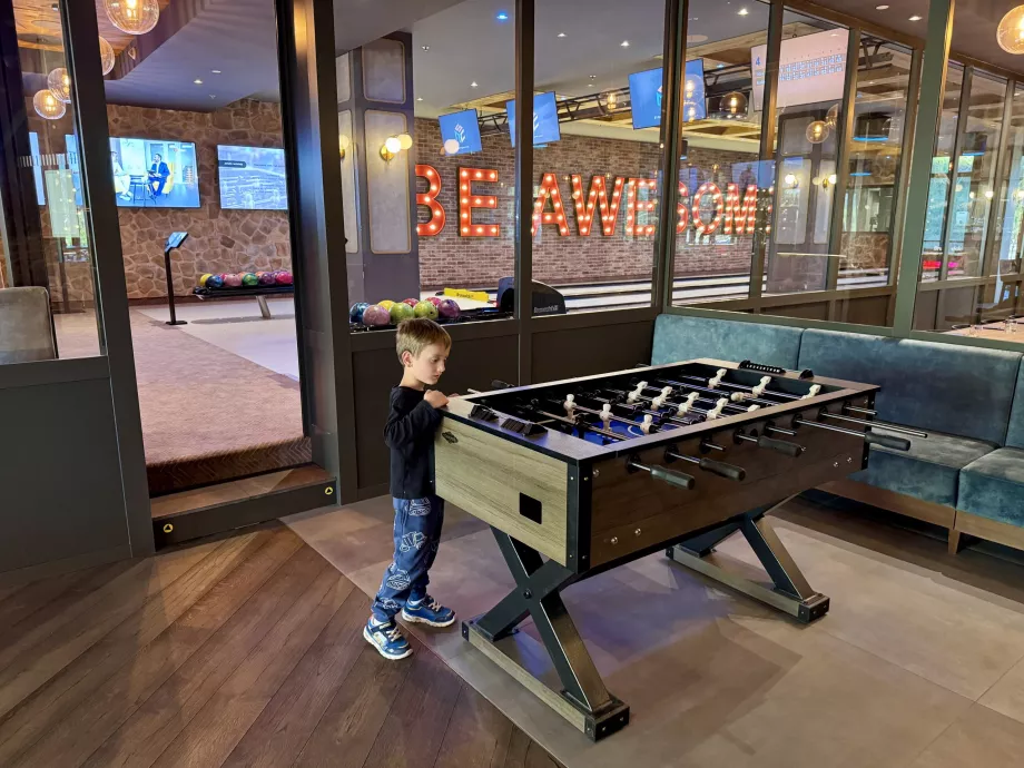 Baby-foot et bowling à Snowbeer