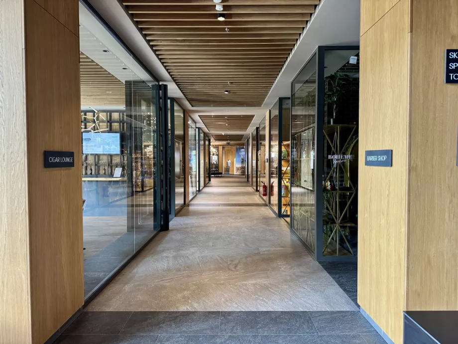 Corridor avec commerces et services