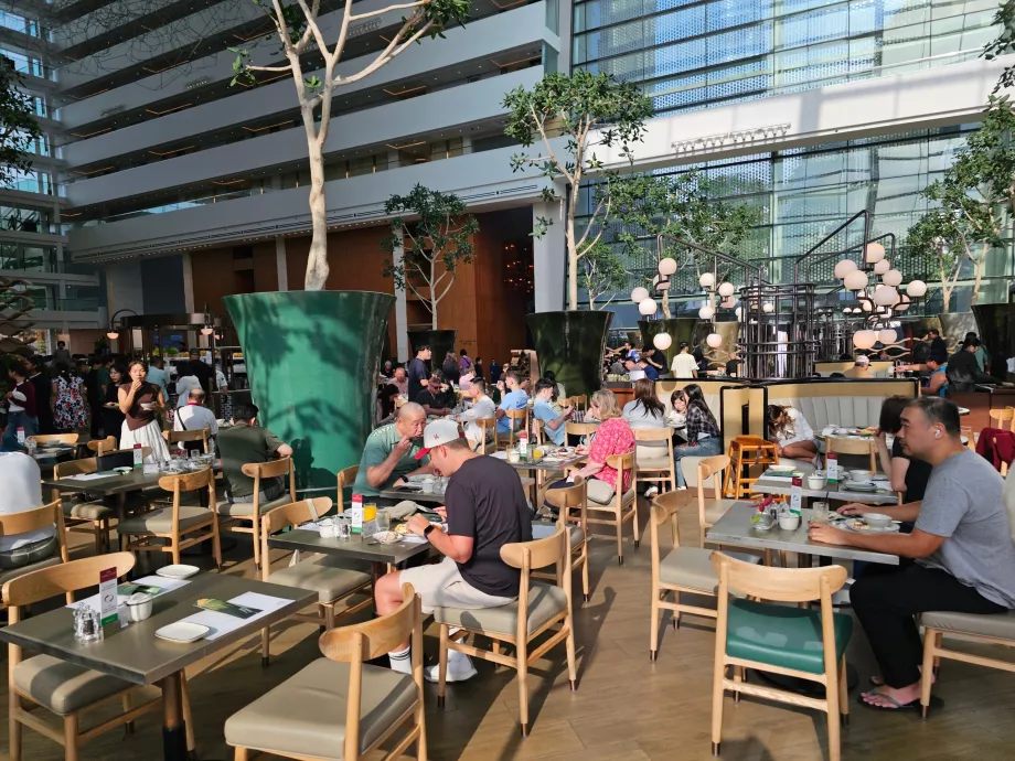 Petit-déjeuner au restaurant Rise