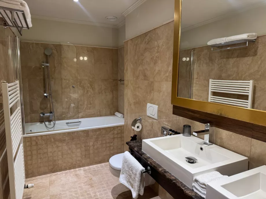 Salle de bains de la suite junior