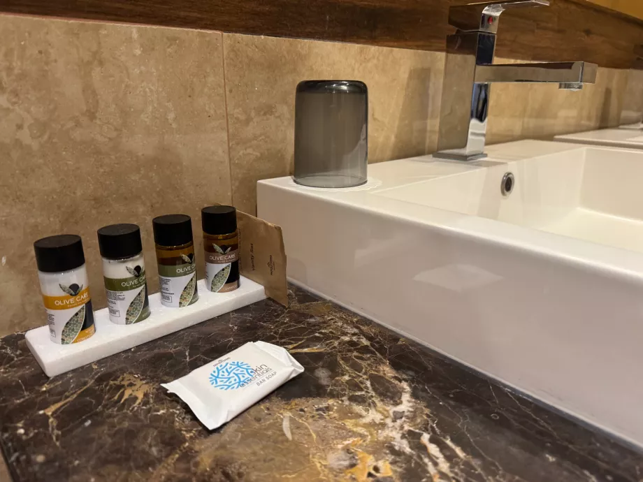 Salle de bains de la suite junior