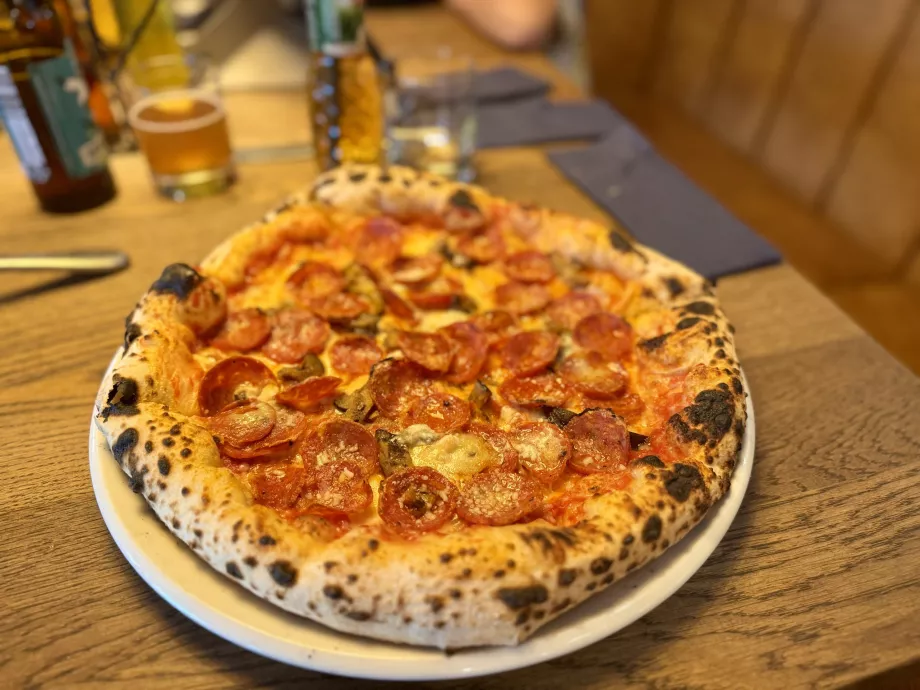 Pizza sortant du four