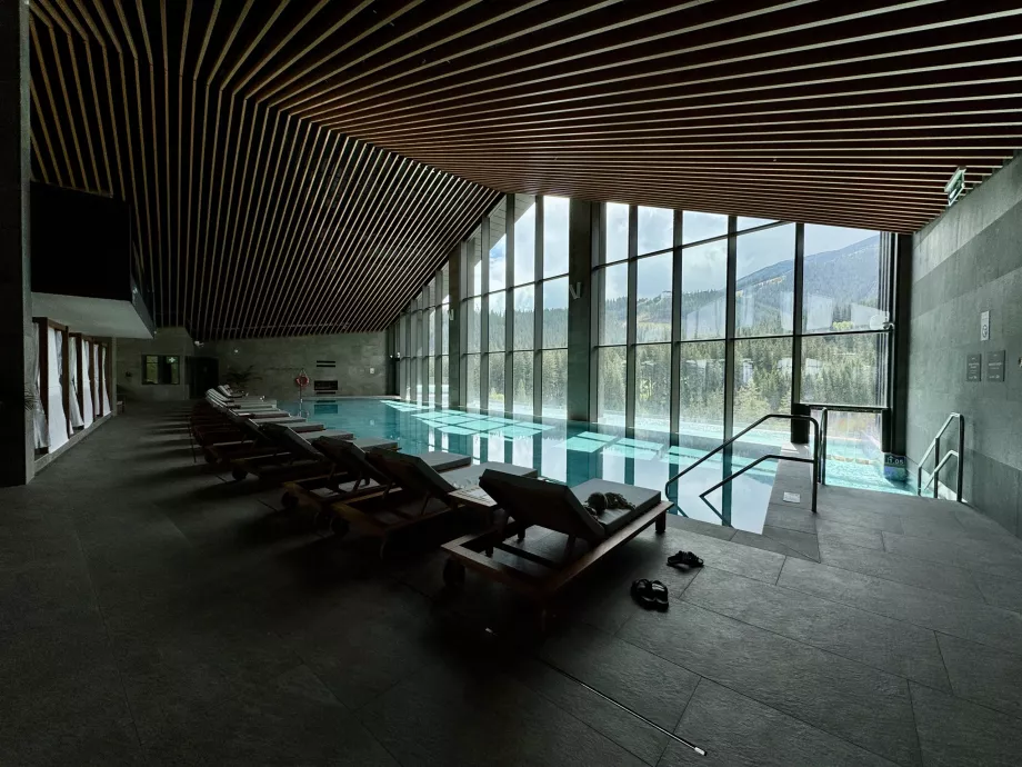 Piscine intérieure et extérieure