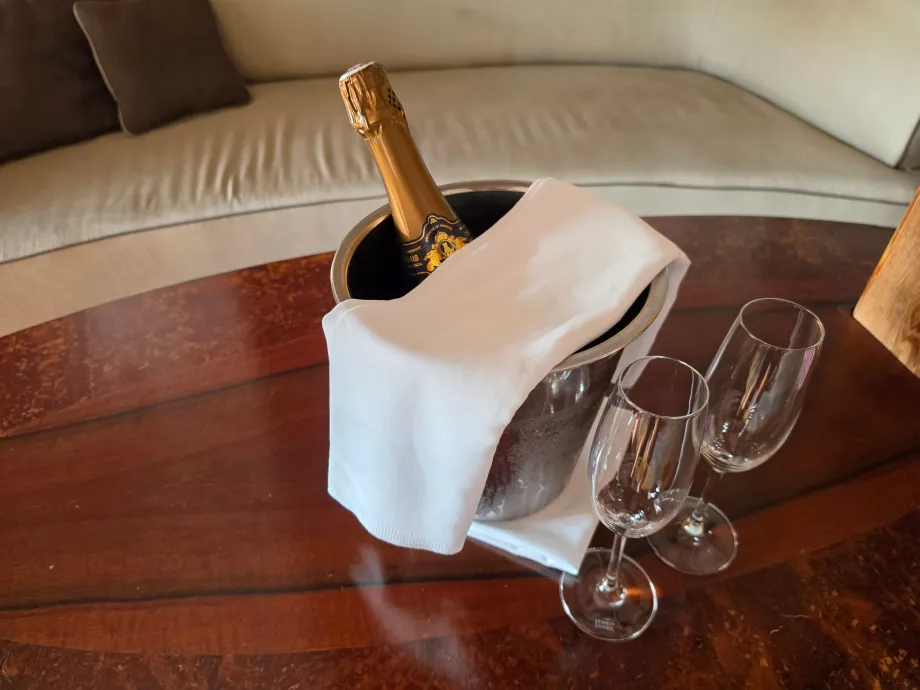 Une bouteille de vin mousseux offerte par l'hôtel