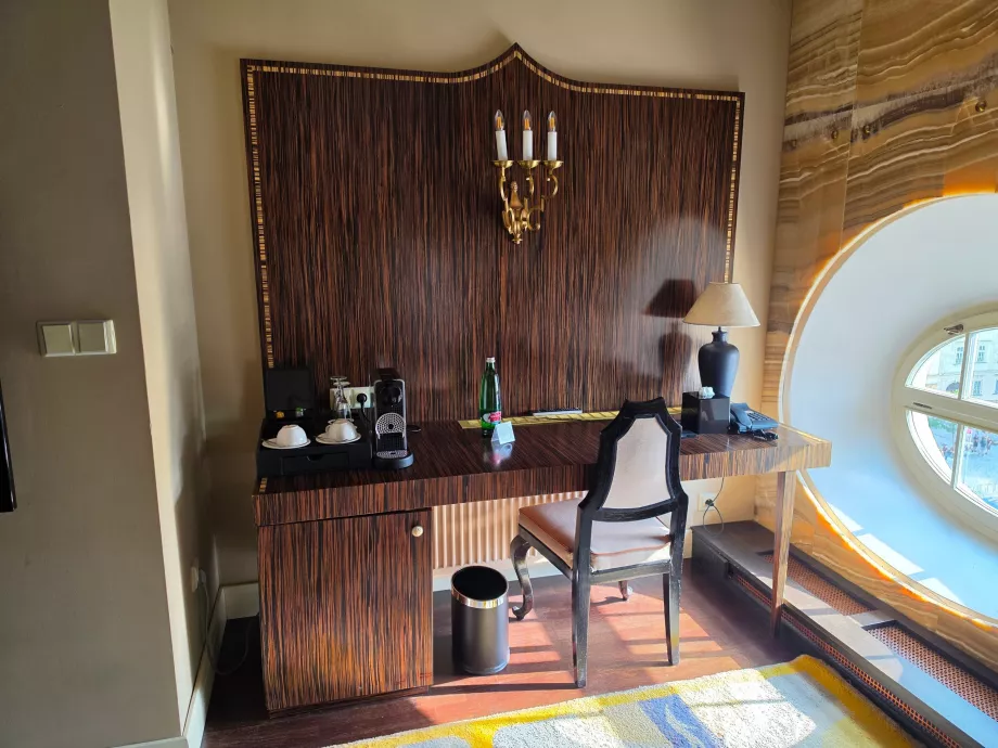 Un bureau, du Mattoni gratuit et une machine à café