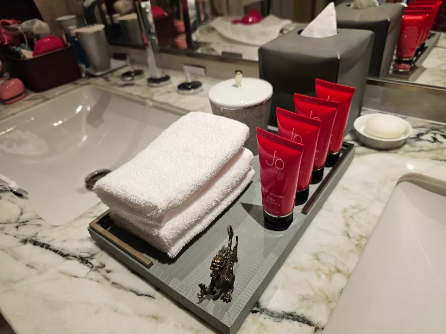 Les shampooings et crèmes de Jo dans la chambre