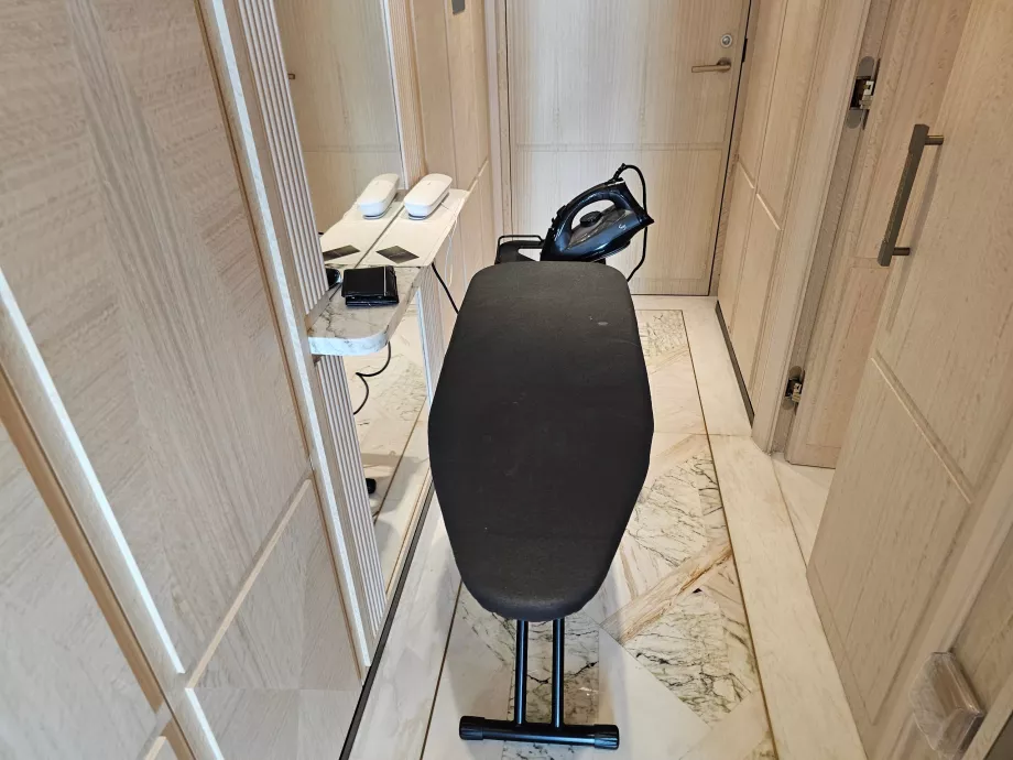 Table à repasser dans la chambre