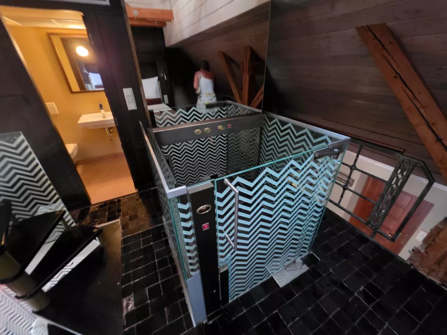 Ascenseur menant à la chambre