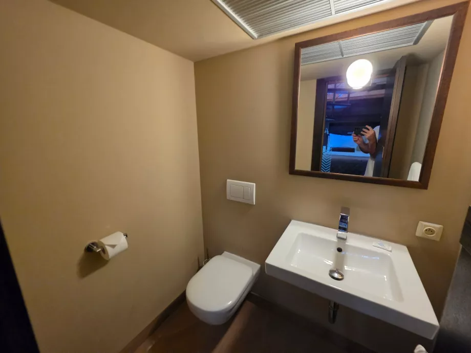 Des toilettes dans la chambre