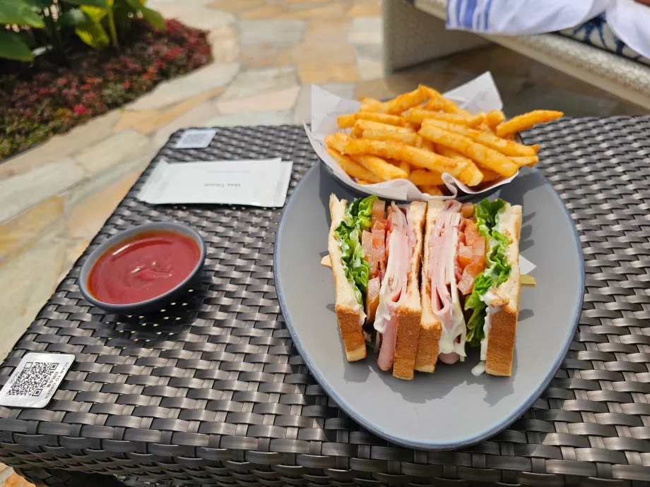 Collation au bord de la piscine de l'hôtel