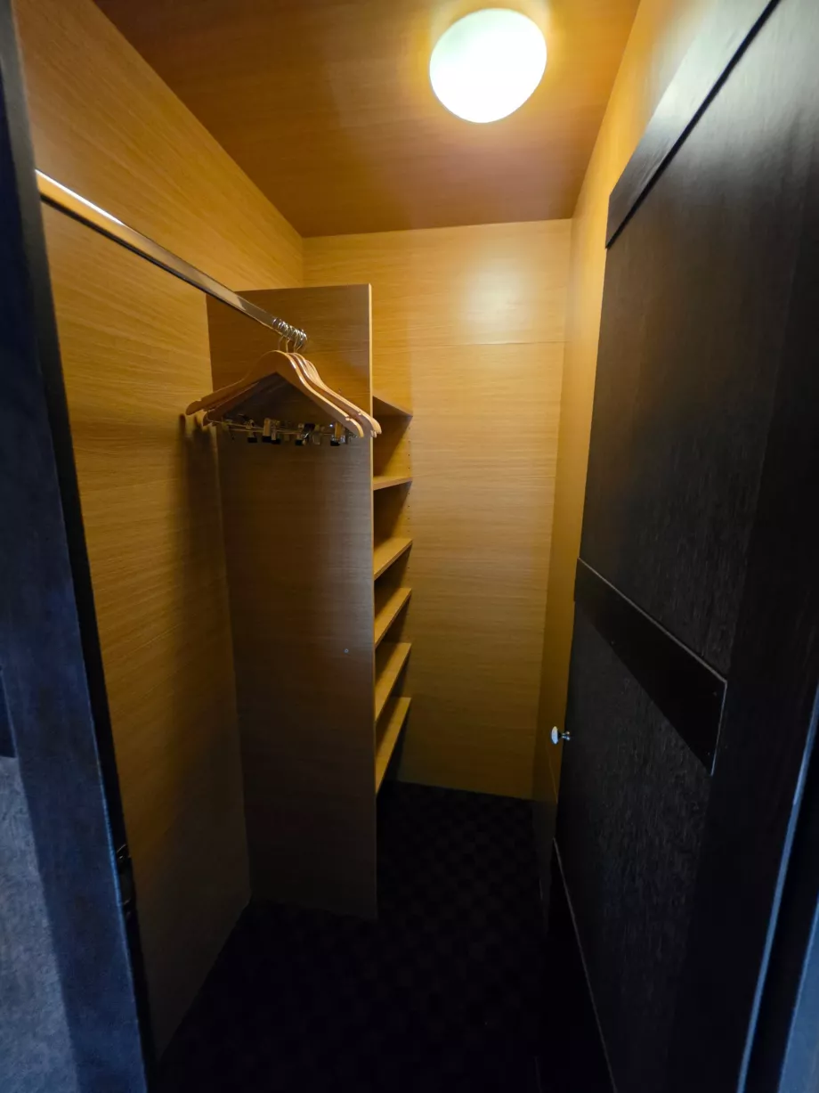 Une armoire derrière le lit