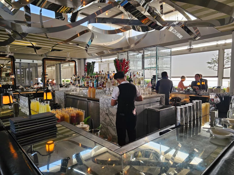 Petit-déjeuner au Spago Bar