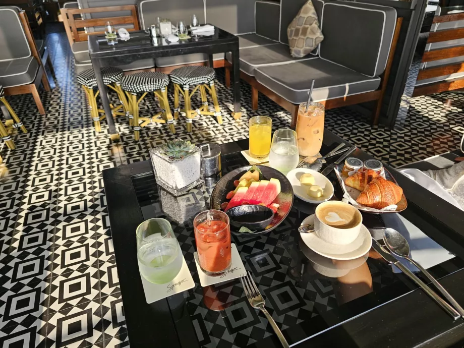 Petit-déjeuner au Spago Bar