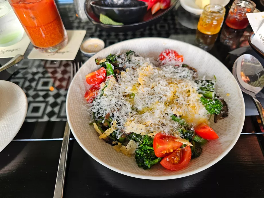Petit-déjeuner au Spago Bar