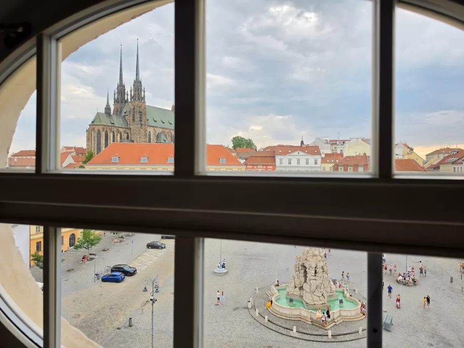 Vue depuis la fenêtre sur la place Zelný trh