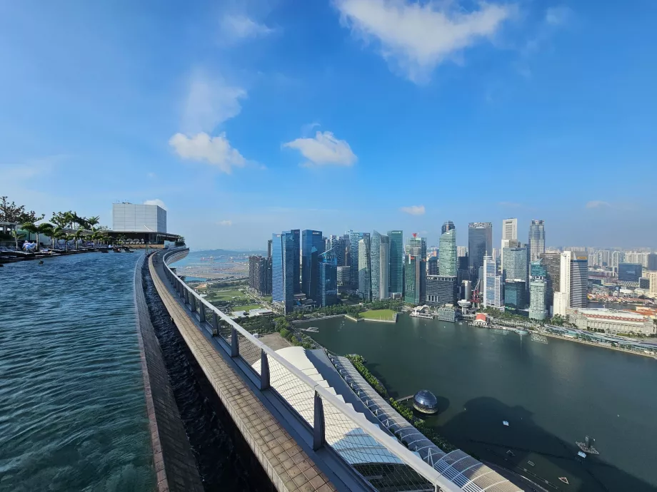 Vue de la piscine sur le toit du Marina Bay Sands