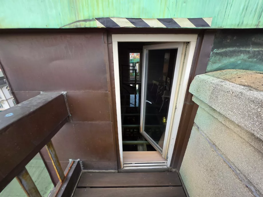 La porte du balcon menant à la tour