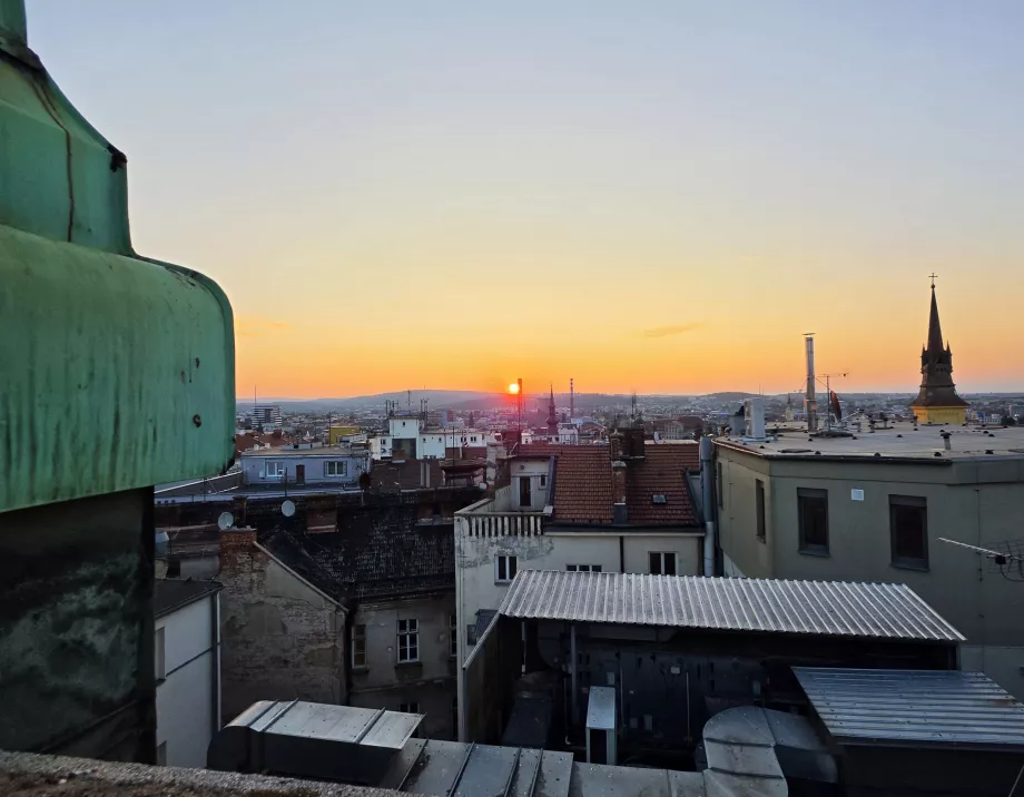 Lever de soleil sur Brno depuis le balcon de la tourelle