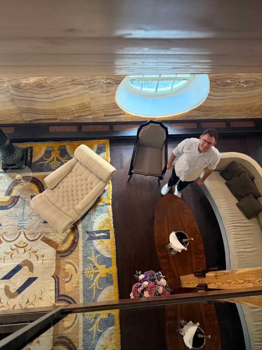 Moi dans le salon de la suite Onyx Tower