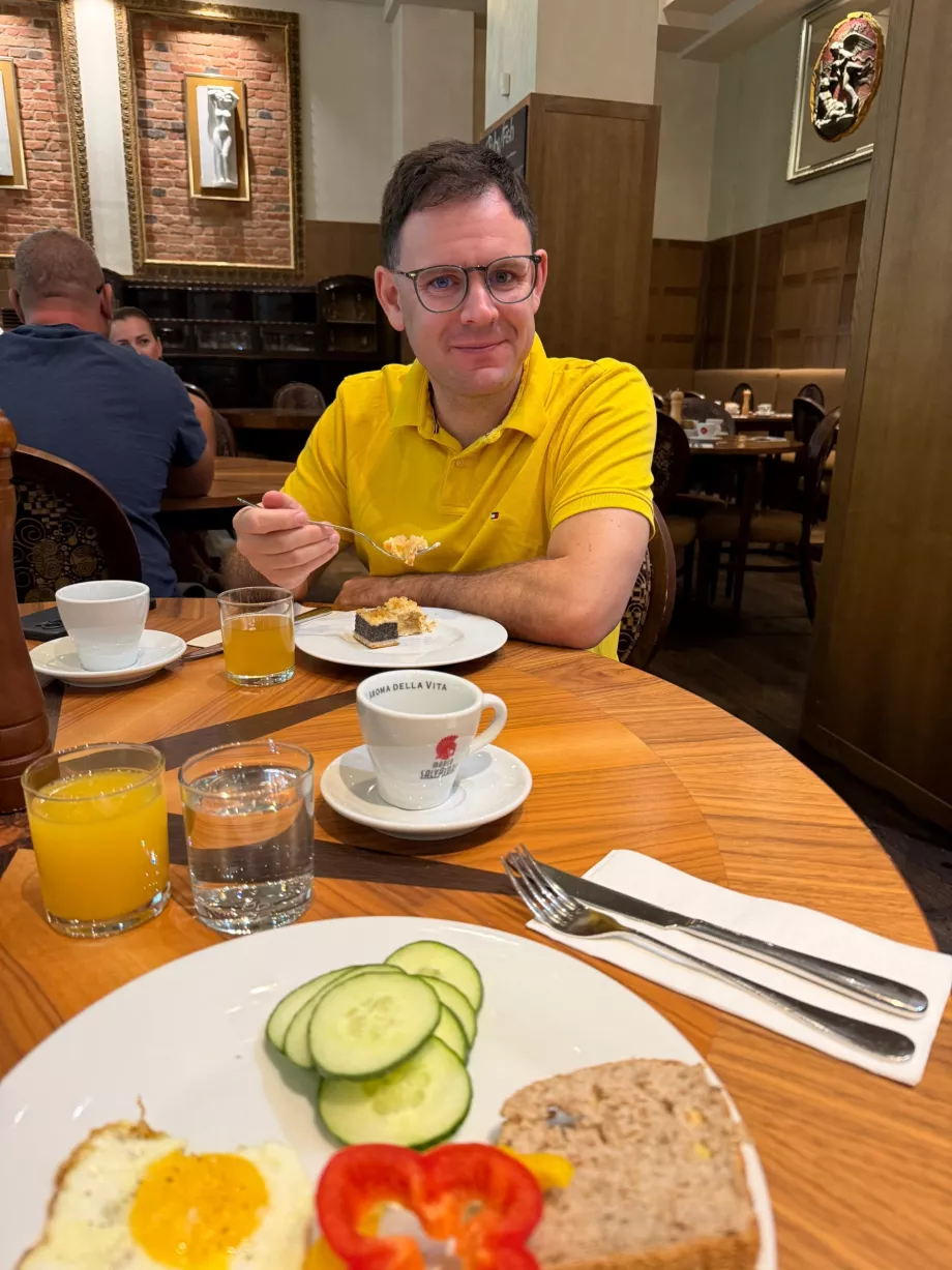 Je prends mon petit-déjeuner à l'hôtel Grandezza
