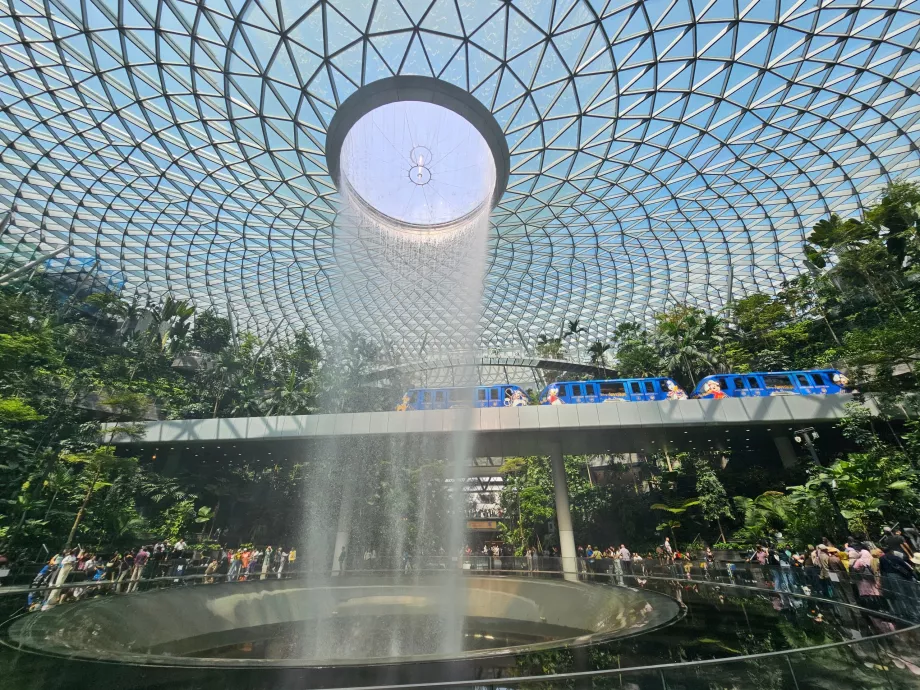 Cascade et train à JEWEL