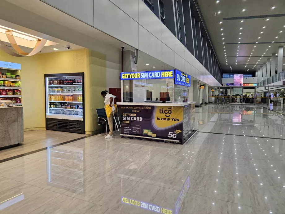 Boutique de cartes SIM dans le hall des arrivées internationales