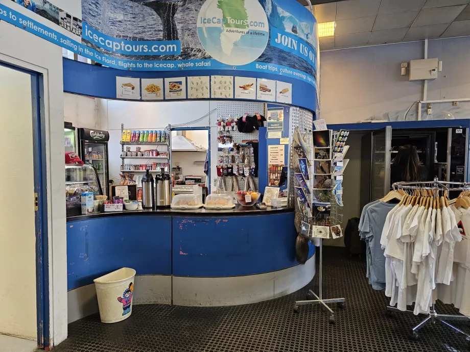 Boutique dans le hall de l'aéroport