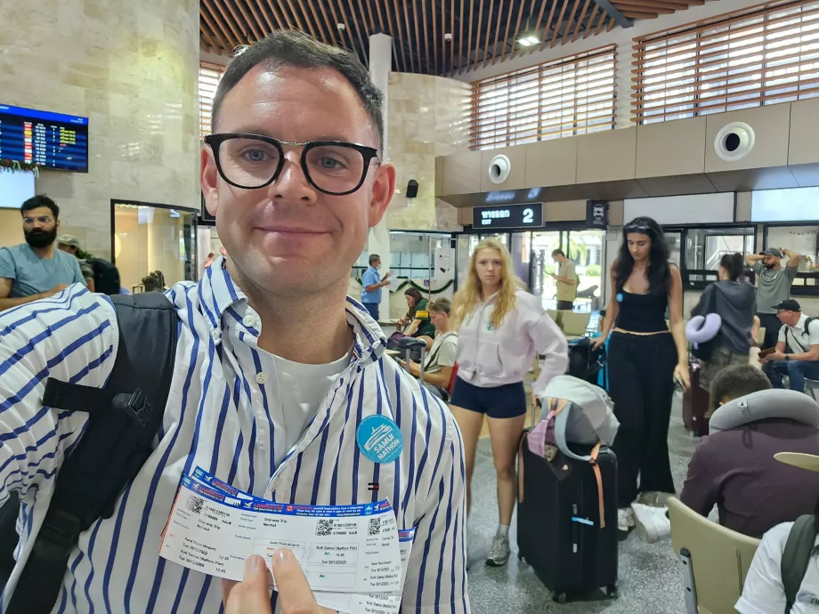 Moi avec billets de transfert bus + bateau pour Koh Samui