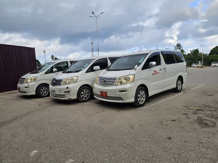 Taxi devant le terminal 2