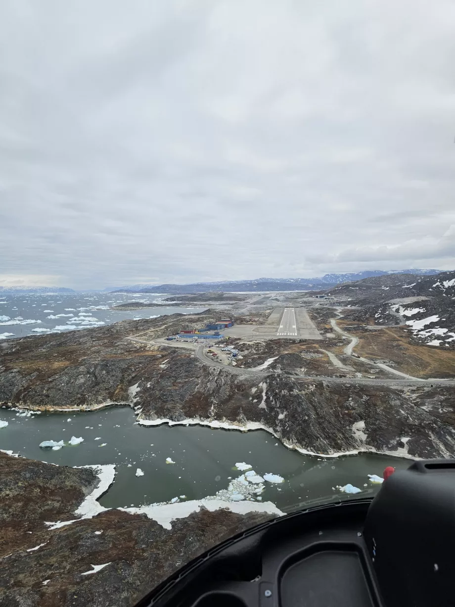 Atterrissage d'un hélicoptère à l'aéroport d'Ilulissat