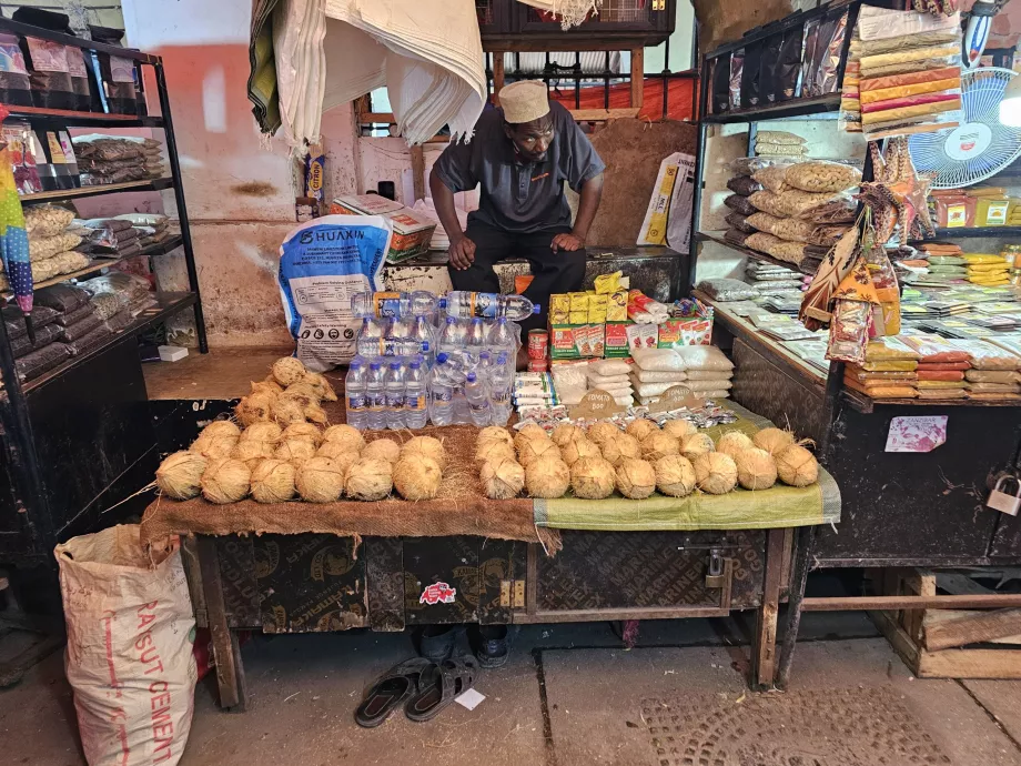 Marché central, vente de noix de coco et d'épices