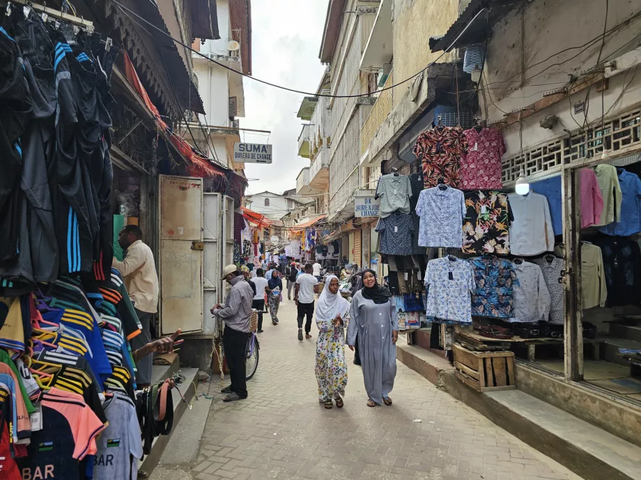 Darajani Souk, vêtements à vendre