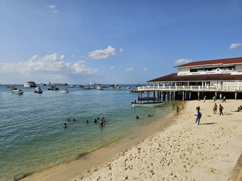 Plage et restaurant sur la promenade de Forodhani